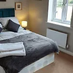 Modern 5 Bed, Sleeps 9, Free Parking, Walk To Town