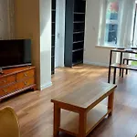 Modern 5 Bed, Sleeps 9, Free Parking, Walk To Town