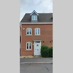 Modern 5 Bed, Sleeps 9, Free Parking, Walk To Town