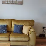 Modern 5 Bed, Sleeps 9, Free Parking, Walk To Town