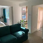 Private Room & Lounge In Town Centre With Parking