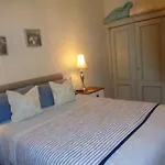 Log Cabin, Conveniently Situated Halfway Between Stratford And Warwick