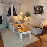 Log Cabin, Conveniently Situated Halfway Between Stratford And Warwick