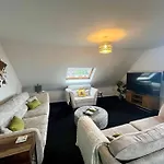 Bs - Luxury 2 Bed Apartment With Garage In Town Centre