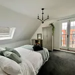 Bs - Luxury 2 Bed Apartment With Garage In Town Centre