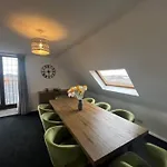 Bs - Luxury 2 Bed Apartment With Garage In Town Centre