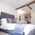 The Penthouse At Mercers Croft