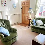 Traditional 2 Bedroom Cottage