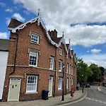 Town Centre Apartment Perfect Location With On-Street Parking