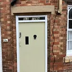 Town Centre Apartment Perfect Location With On-Street Parking