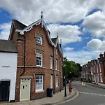 Town Centre Apartment Perfect Location With On-Street Parking