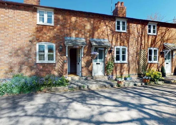 Picturesque Cottage In Shakespeare Country And Cotswolds