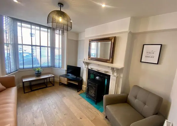 Sl - Fabulous 2 Bed Character Property Close To Town
