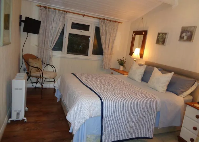 Log Cabin, Conveniently Situated Halfway Between Stratford And Warwick