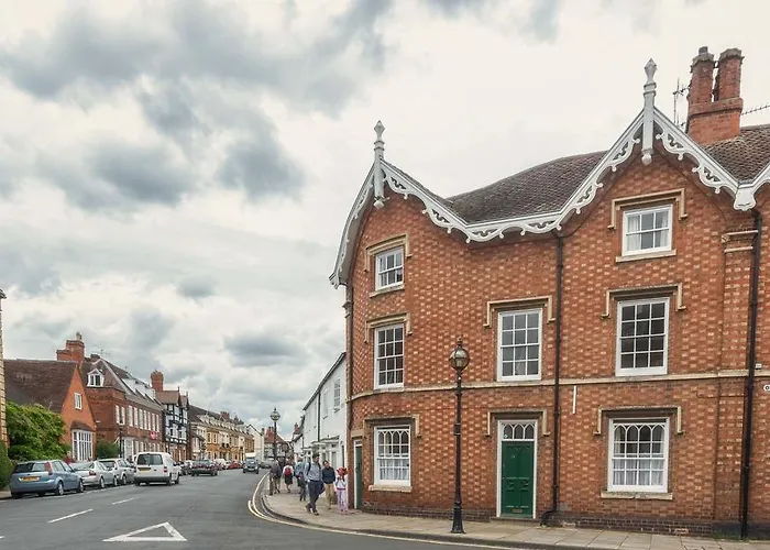 Town Centre Apartment Perfect Location With On-Street Parking