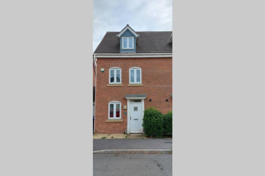 Modern 5 Bed, Sleeps 9, Free Parking, Walk To Town Holiday home