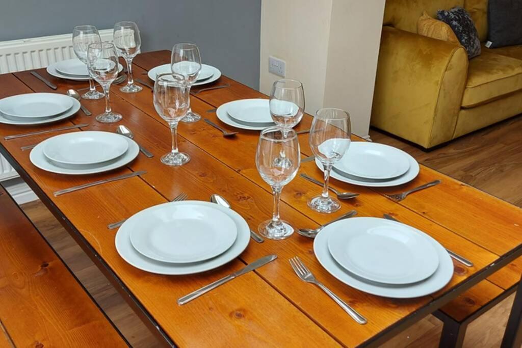 Modern 5 Bed, Sleeps 9, Free Parking, Walk To Town