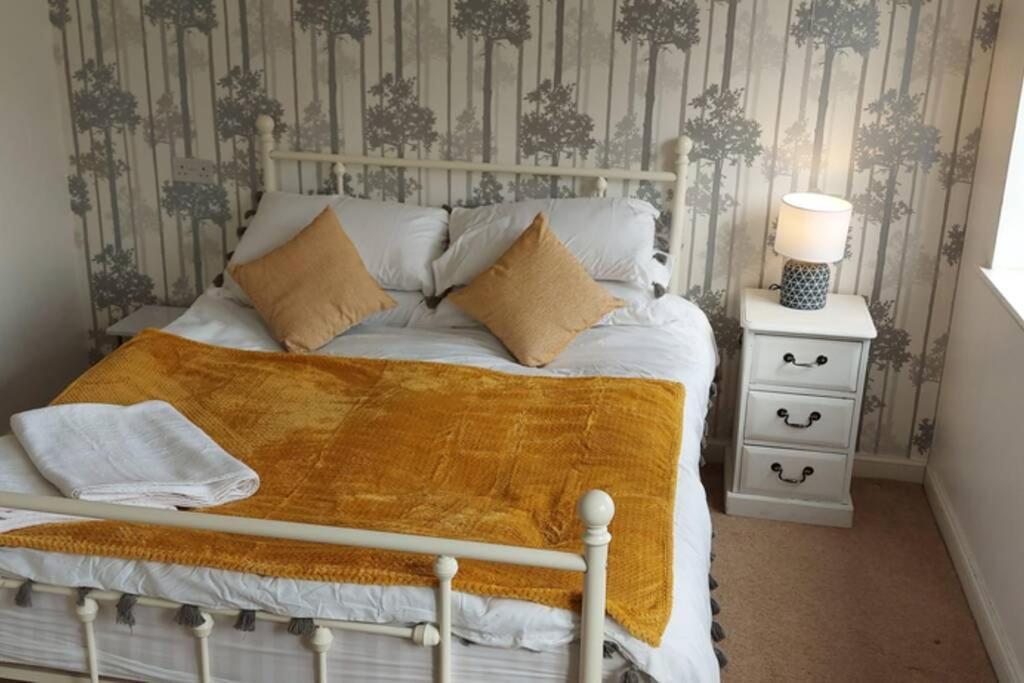 Modern 5 Bed, Sleeps 9, Free Parking, Walk To Town Holiday home Stratford-upon-Avon