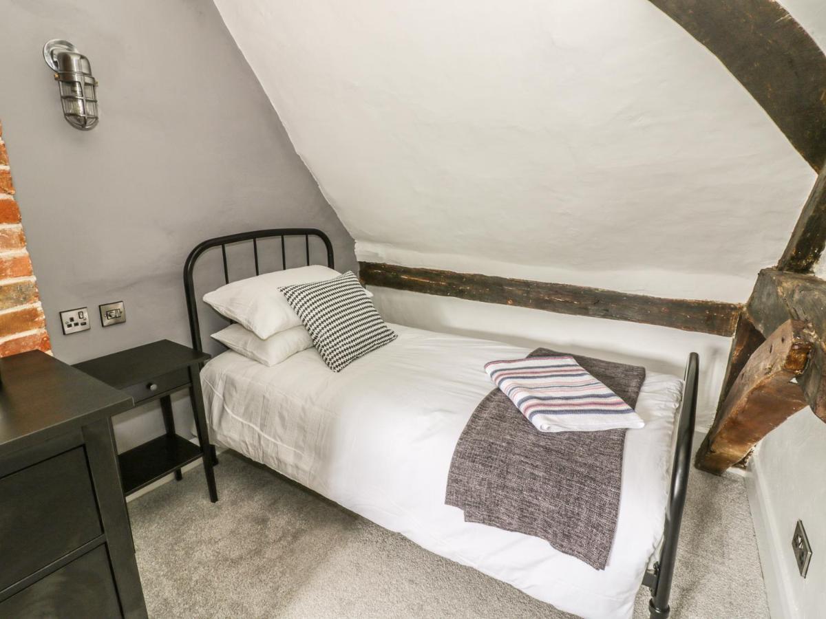 4 Masons Court *
