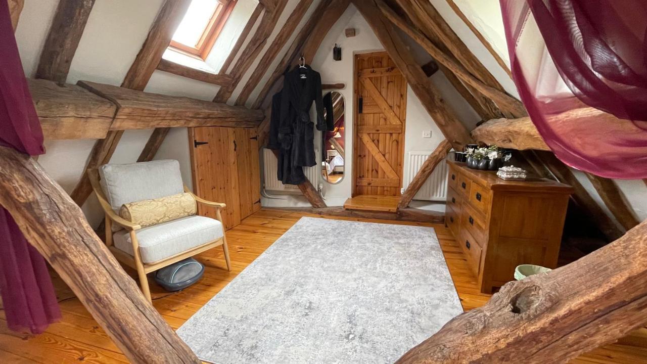 Elegant Peaceful Barn In Rural Village Setting Close To Upon Avon Holiday home *
