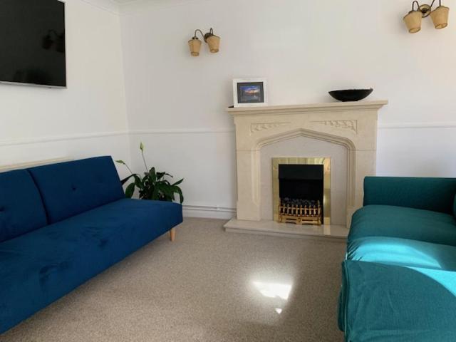 Private & Lounge In Town Centre With Parking