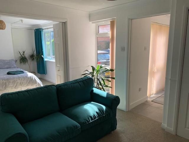 Private & Lounge In Town Centre With Parking