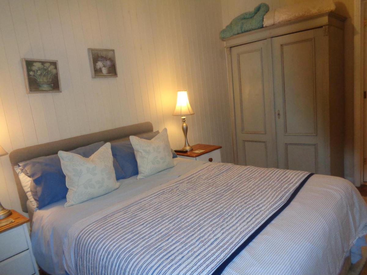 Log Cabin, Conveniently Situated Halfway Between And Warwick Apartment