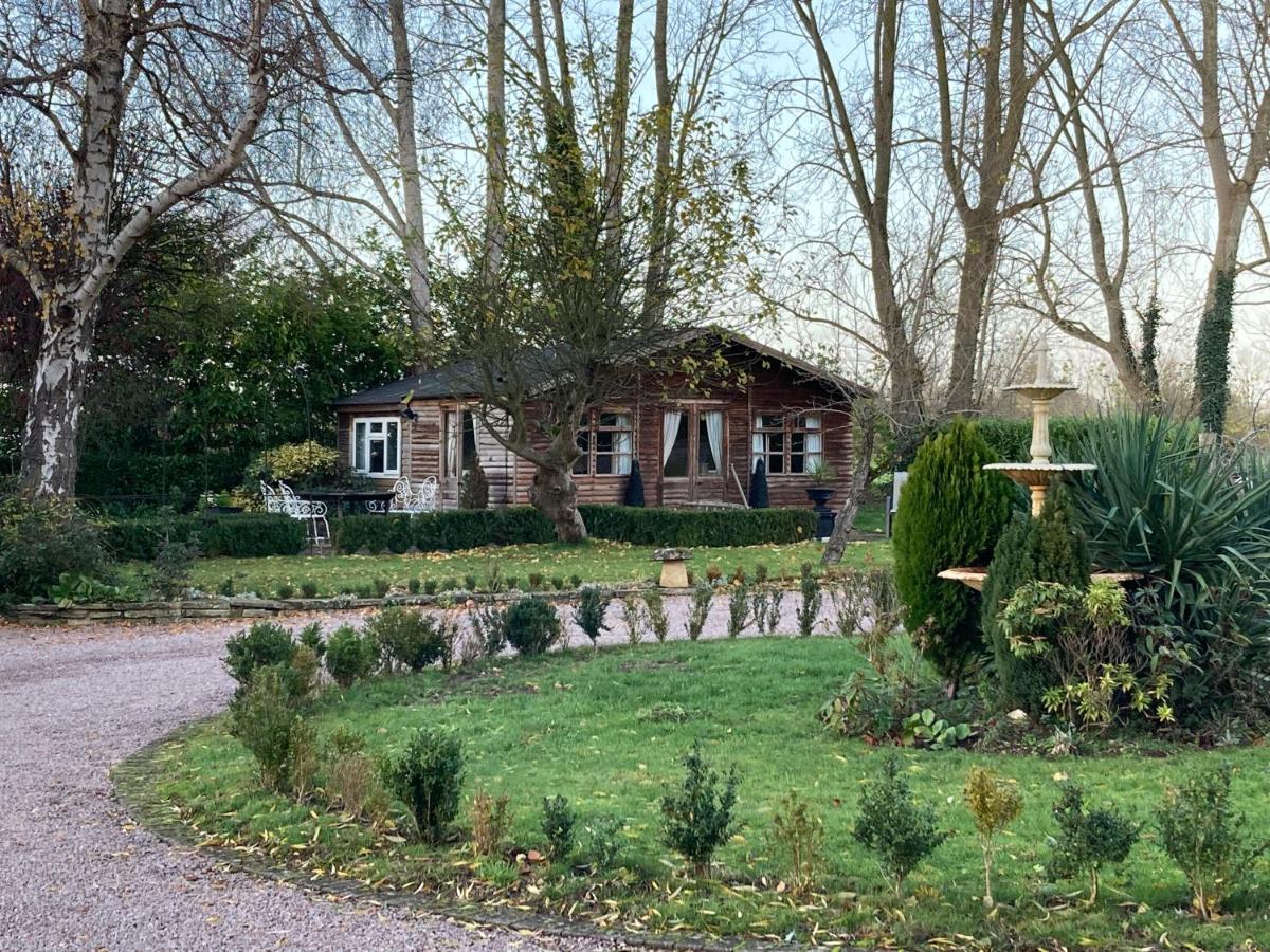 Log Cabin, Conveniently Situated Halfway Between And Warwick