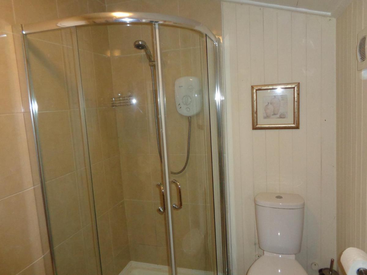 Log Cabin, Conveniently Situated Halfway Between And Warwick Apartment Stratford-upon-Avon