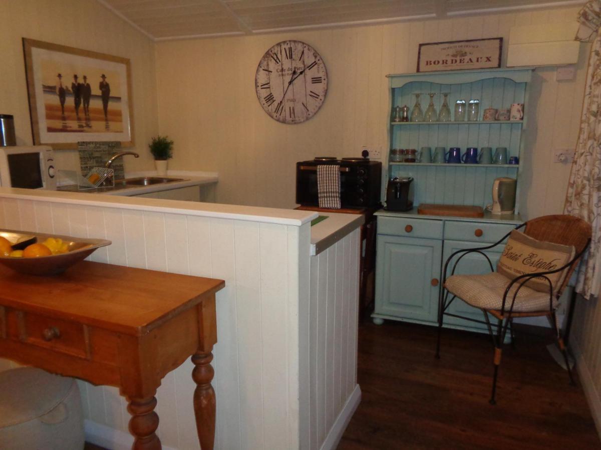 Apartment Log Cabin, Conveniently Situated Halfway Between And Warwick *