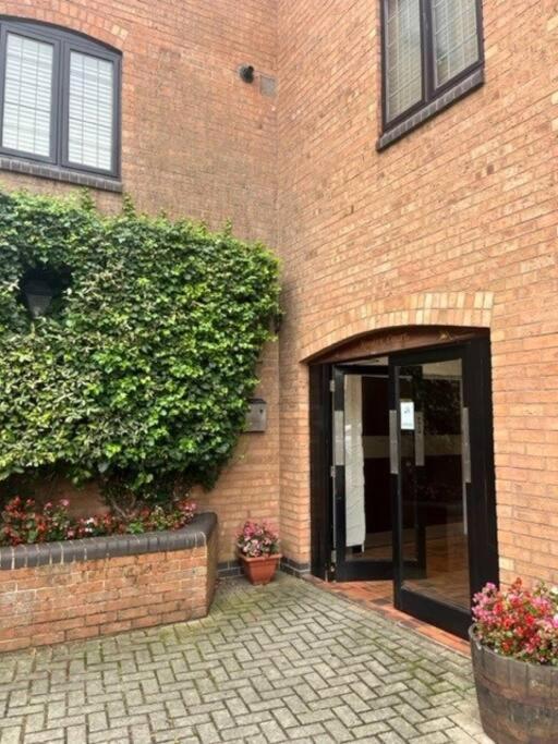 Bs - Luxury 2 Bed With Garage In Town Centre Apartment