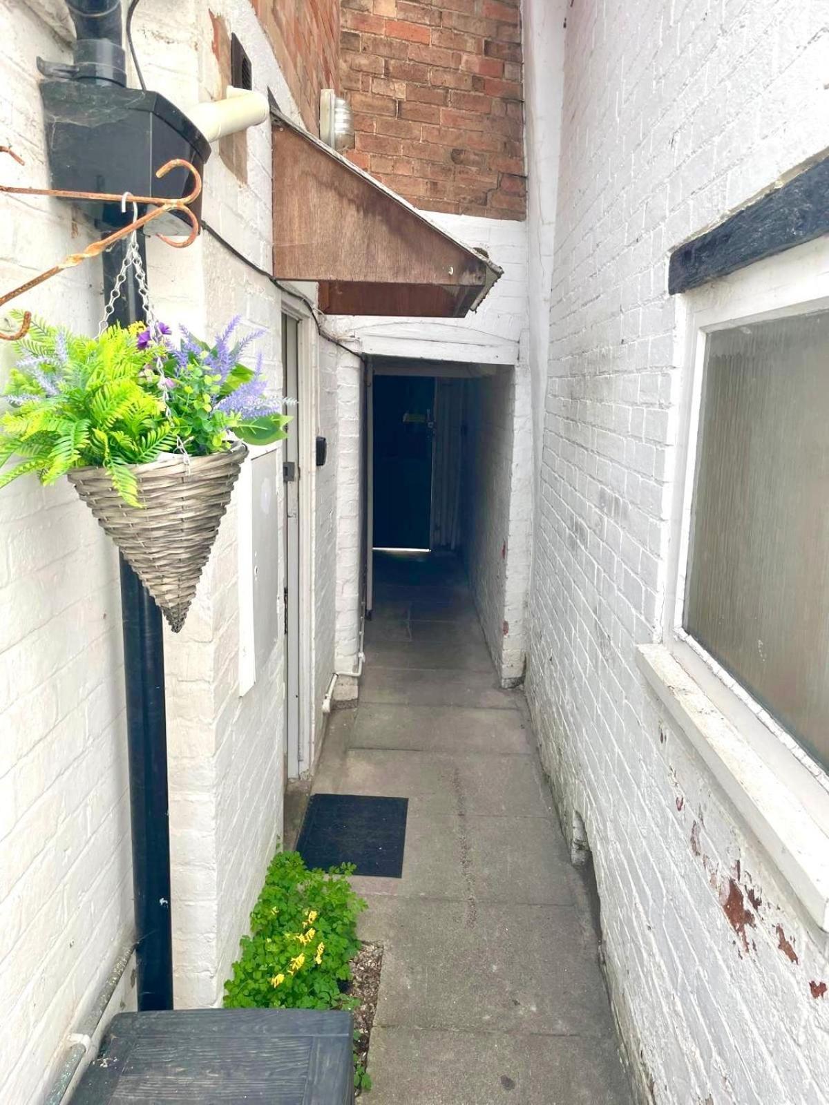 Town Centre Perfect Location With On-street Parking