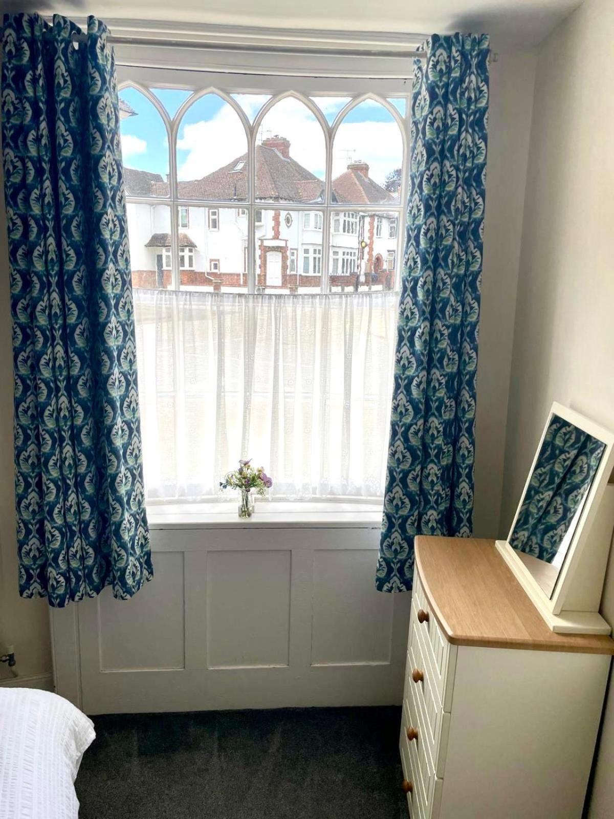 Apartment Town Centre Perfect Location With On-street Parking