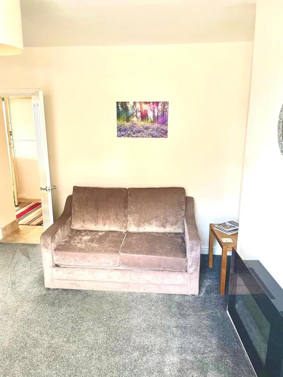 Apartment Town Centre Perfect Location With On-street Parking *