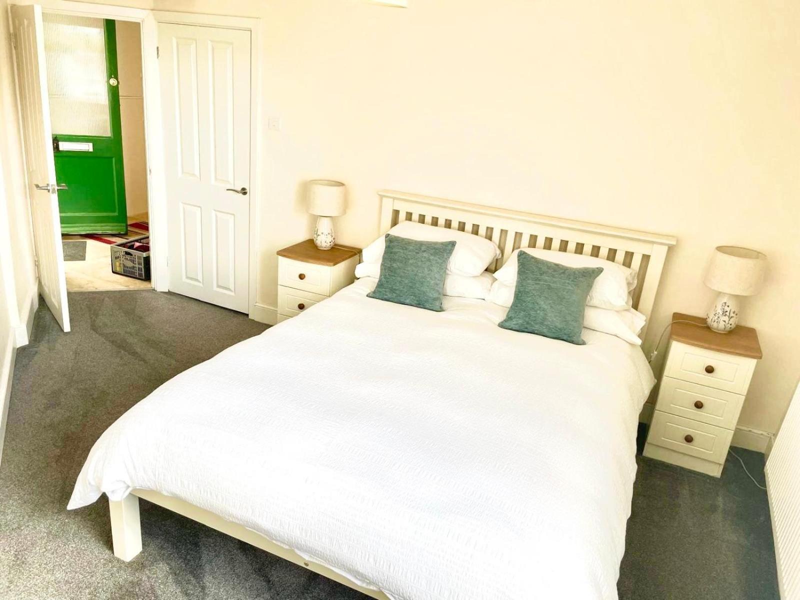 Apartment Town Centre Perfect Location With On-street Parking