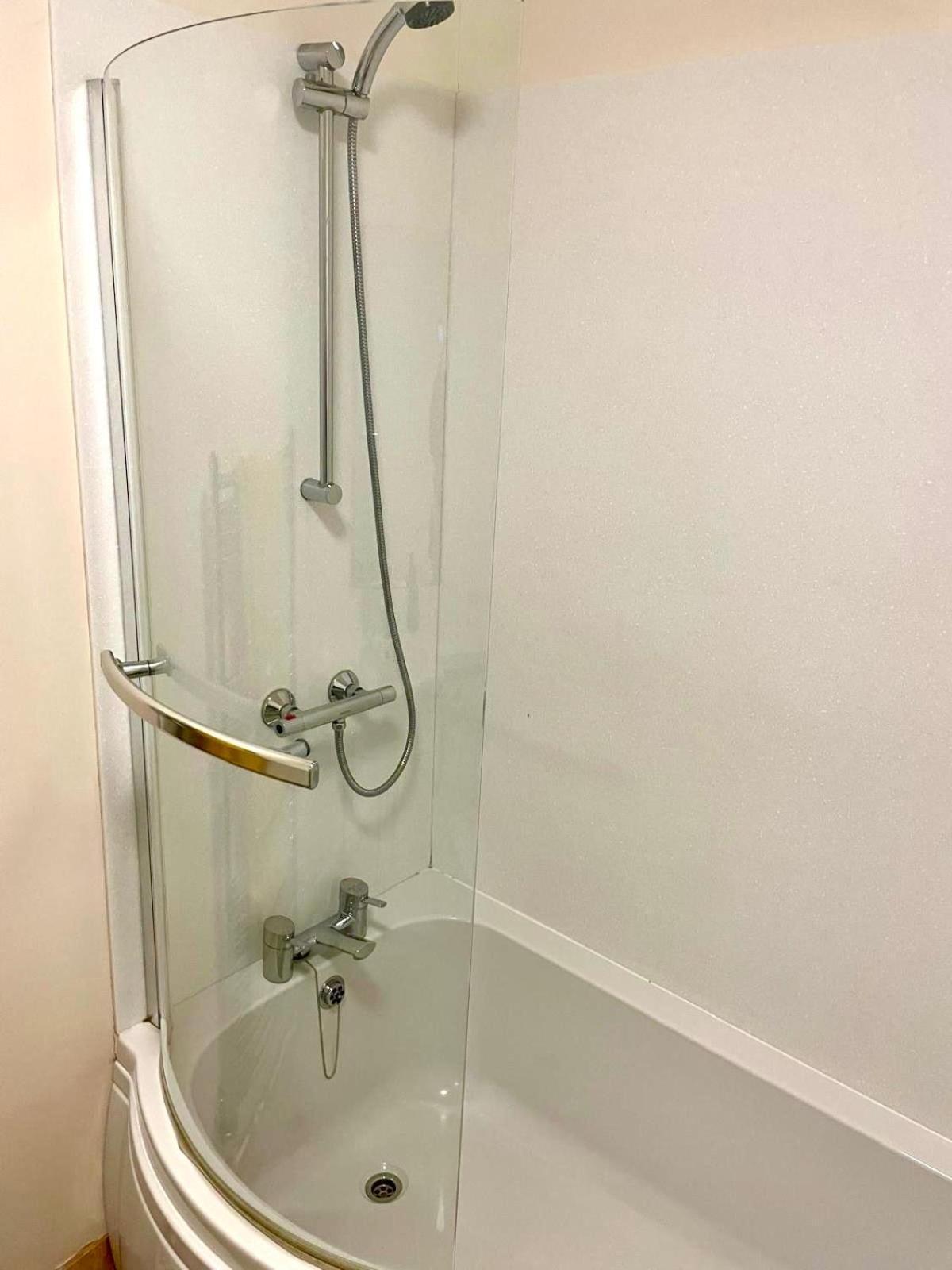 Town Centre Perfect Location With On-street Parking Apartment *