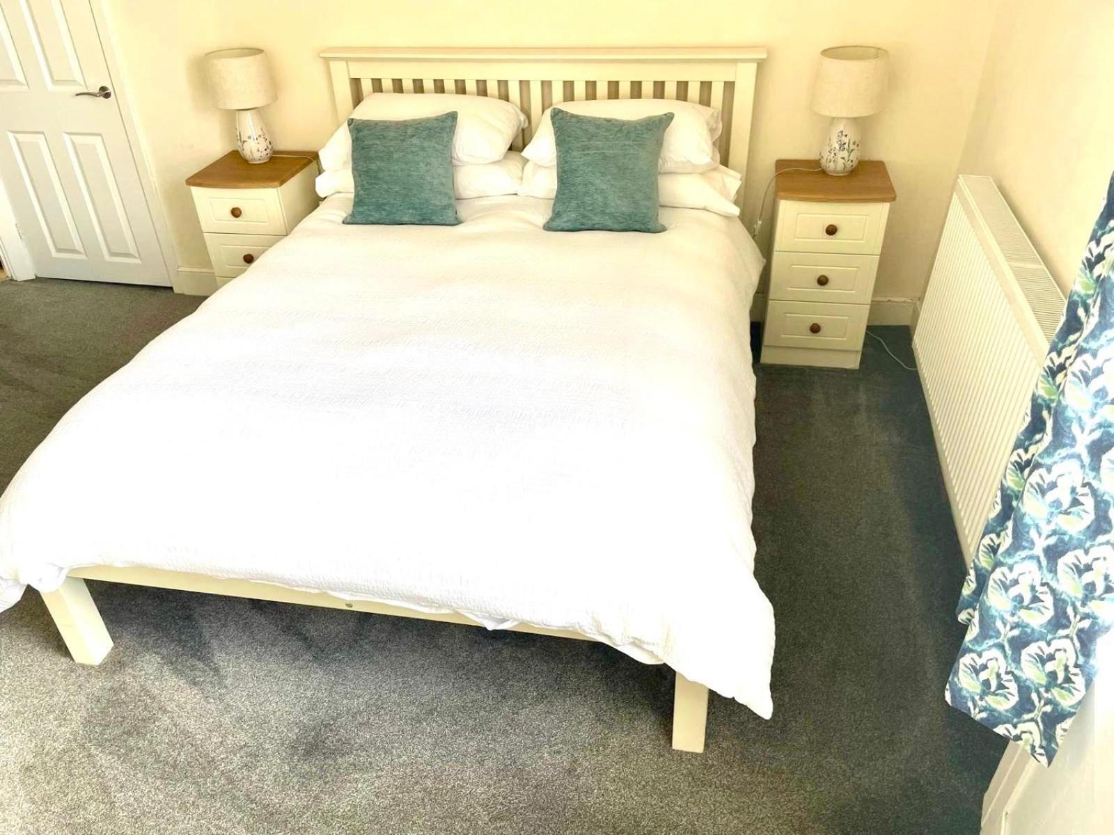 Apartment Town Centre Perfect Location With On-street Parking *