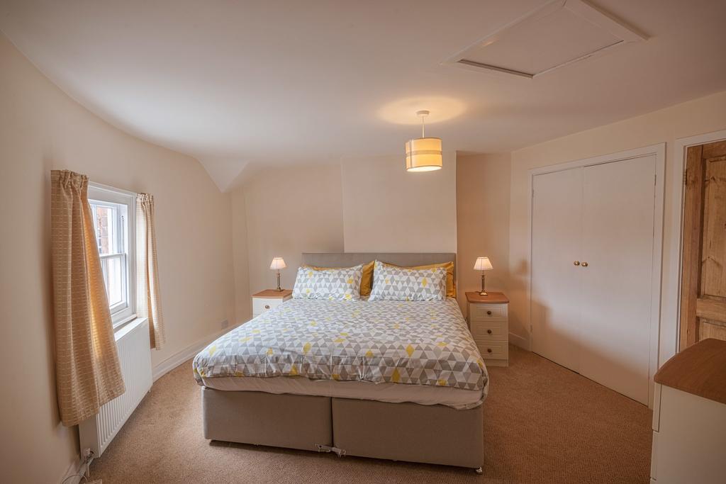 Apartment Town Centre Perfect Location With On-street Parking *