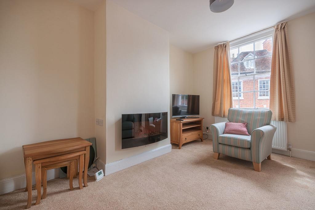 Town Centre Perfect Location With On-street Parking *