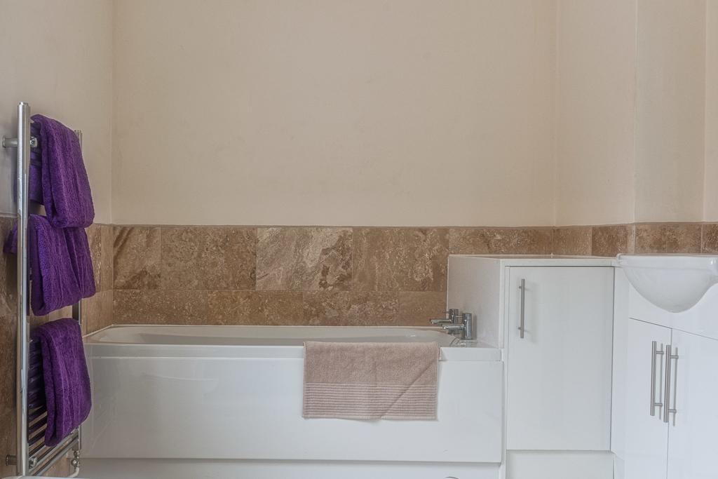 Town Centre Perfect Location With On-street Parking Apartment *