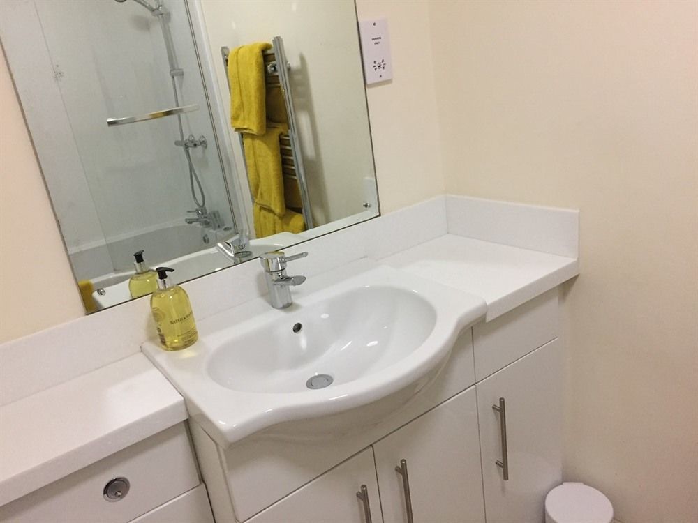 Apartment Town Centre Perfect Location With On-street Parking