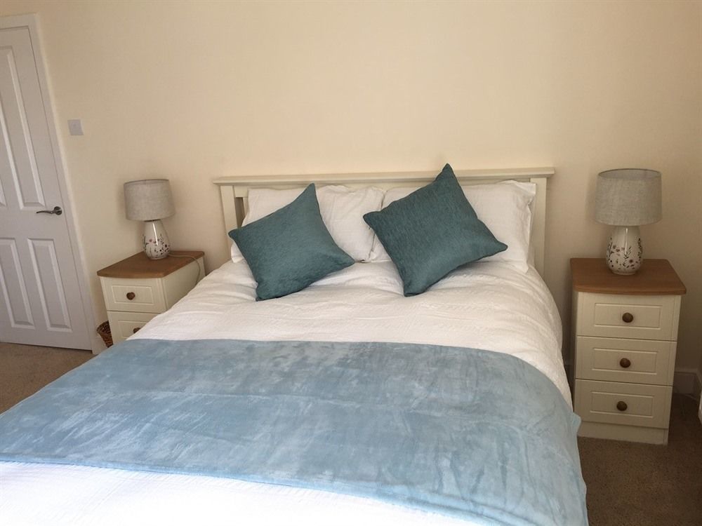 Town Centre Perfect Location With On-street Parking *