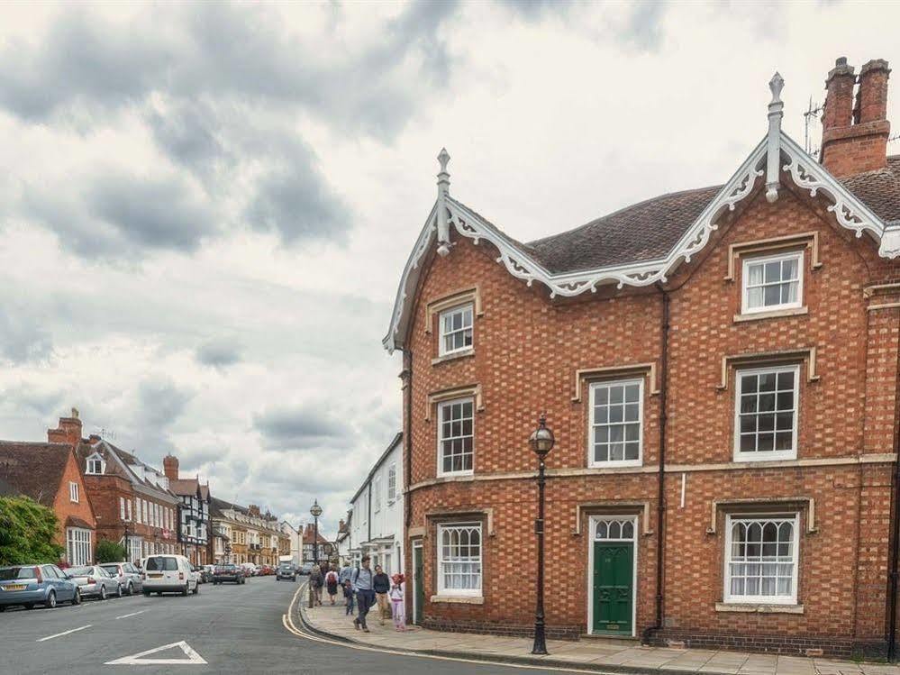 Town Centre Perfect Location With On-street Parking *