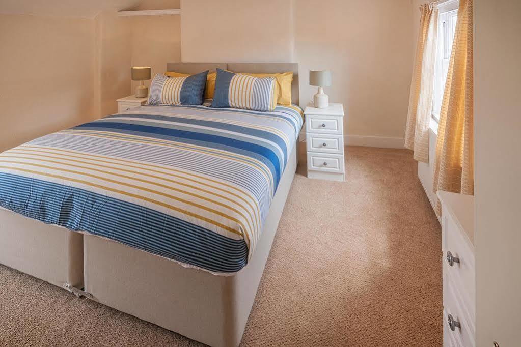 Town Centre Perfect Location With On-street Parking Apartment