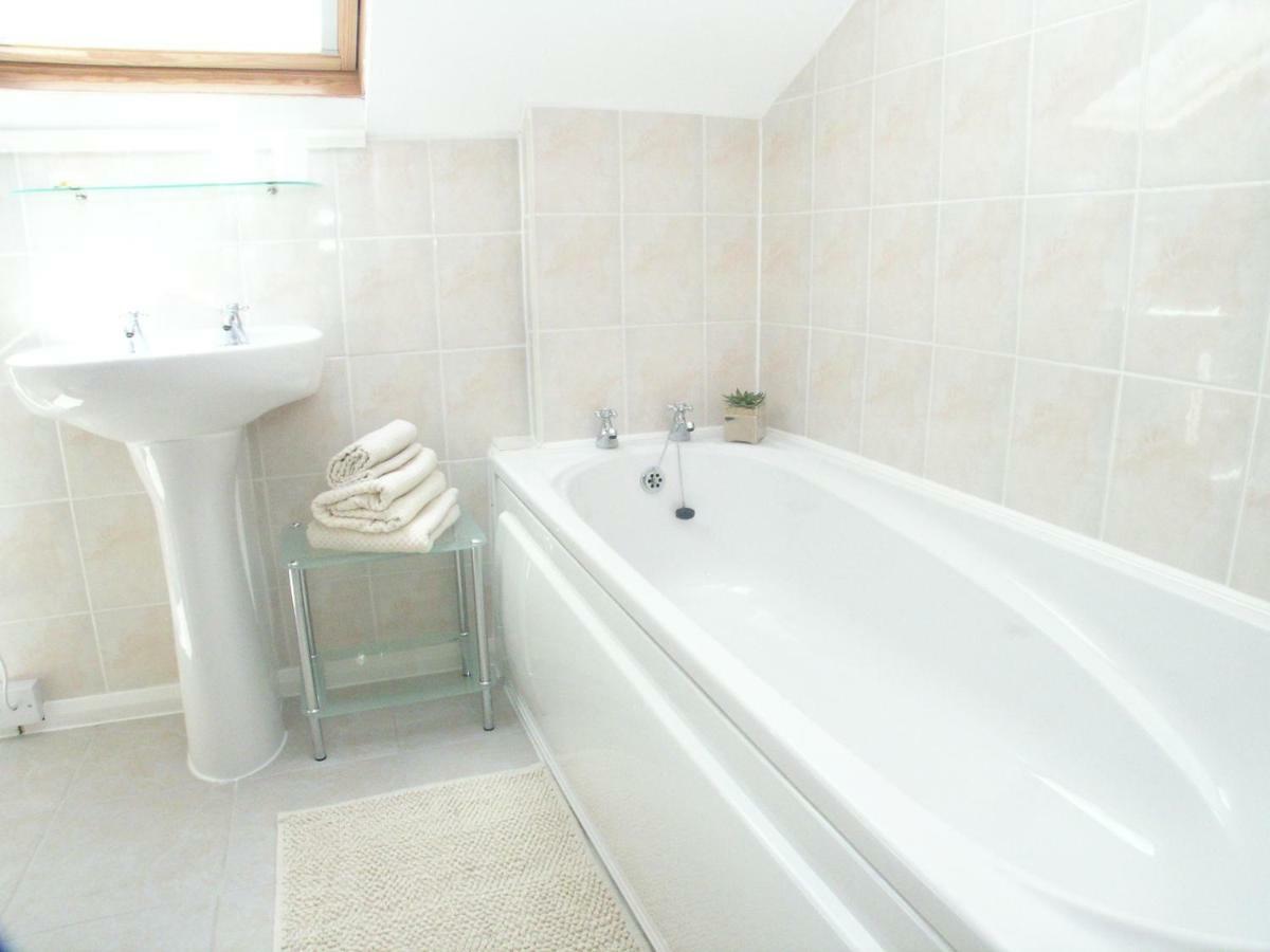 Juliet Hot Tub Sleeps 3 Singles Or Double