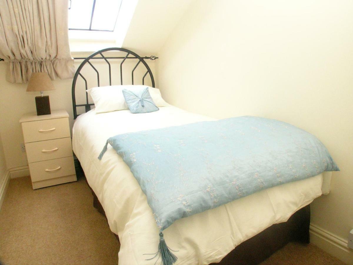 Juliet Hot Tub Sleeps 3 Singles Or Double Holiday home Stratford-upon-Avon