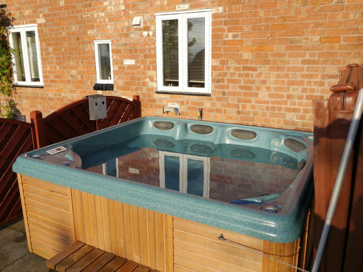 Juliet Hot Tub Sleeps 3 Singles Or Double * Stratford-upon-Avon