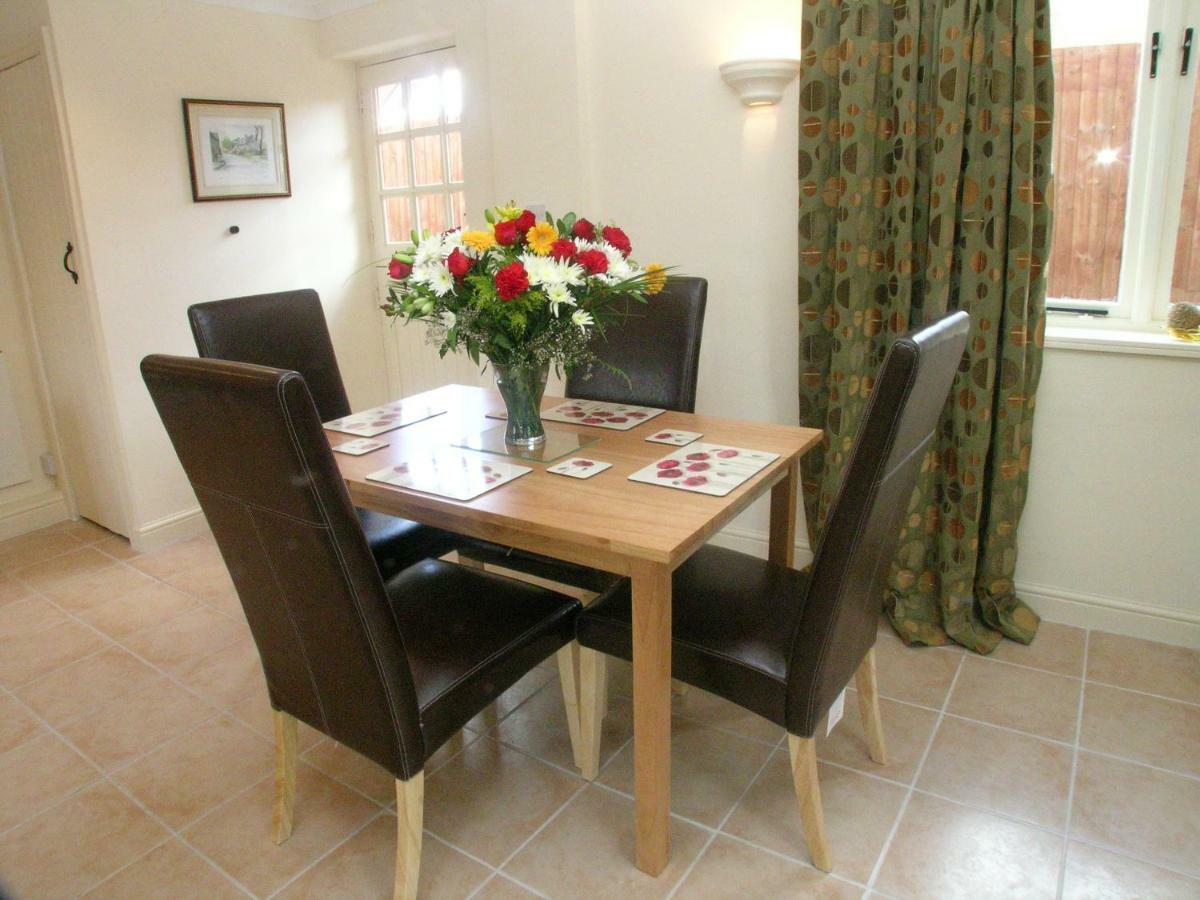 Juliet Hot Tub Sleeps 3 Singles Or Double Stratford-upon-Avon