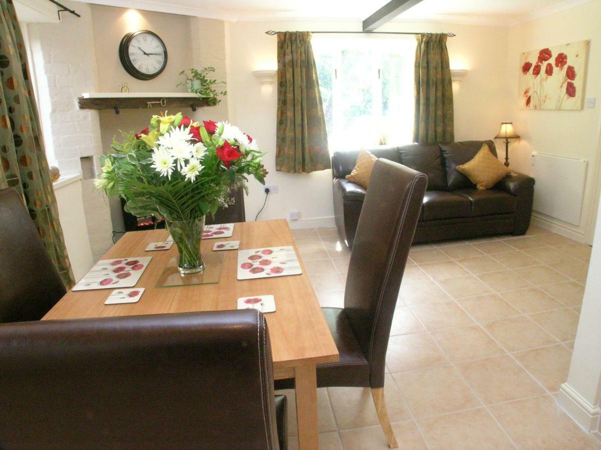 Juliet Hot Tub Sleeps 3 Singles Or Double Holiday home Stratford-upon-Avon