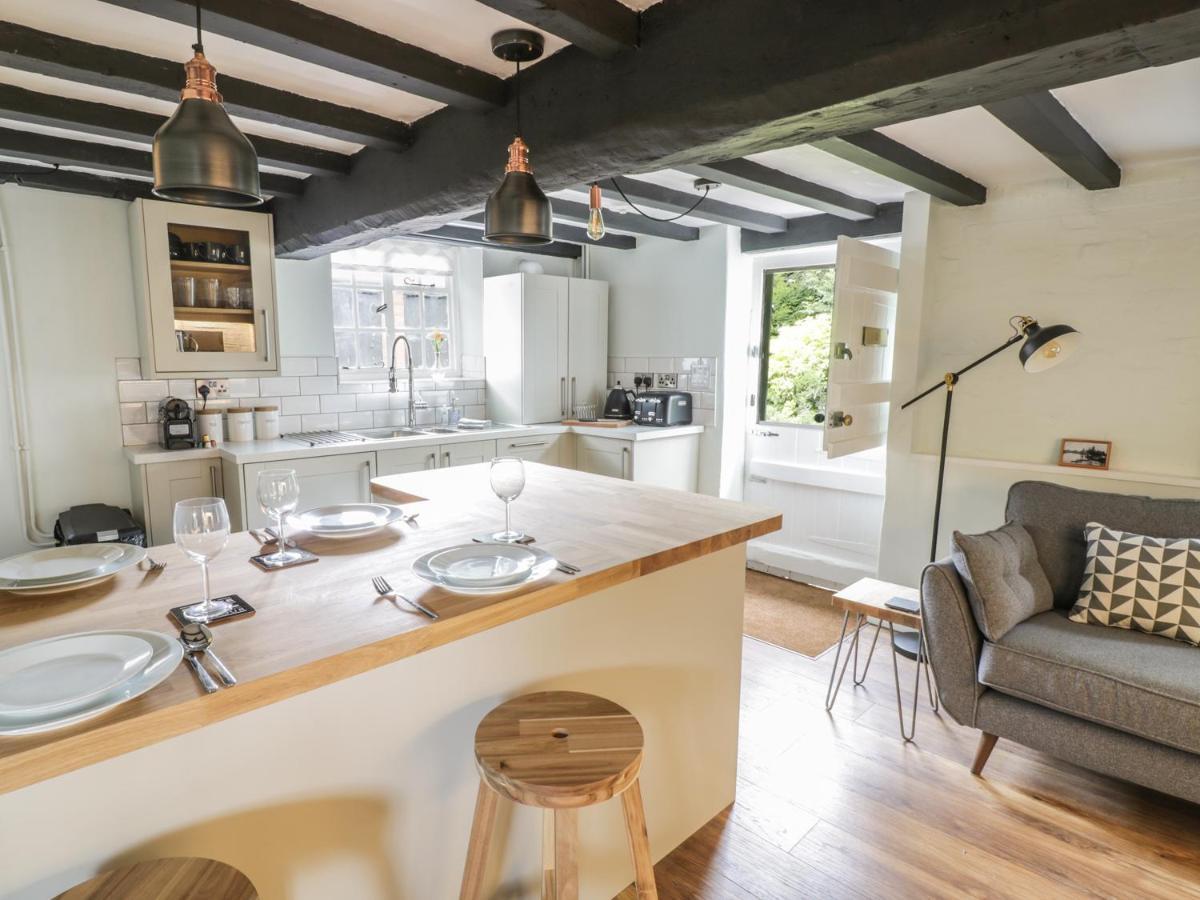 4 Masons Court * Stratford-upon-Avon